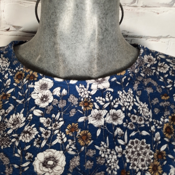 Uniqlo navy blue floral print t-shirt size xs - Picture 3 of 11